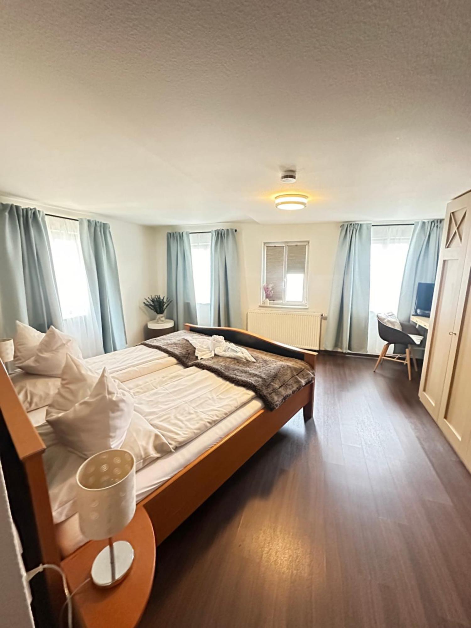 Hotel Adler Am Schloss Bonnigheim Eksteriør billede